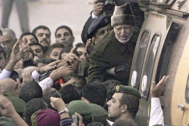 Arafat, étrangement malade, quitte la Mouqata&#039;a pour l&#039;hôpital militaire de Percy, près de Paris, à l&#039;automne 2004.