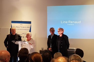 Line Renaud aux côtés de Dominique Besnehard, Claude Chirac et Muriel Robin vendredi soir à Paris pour la remise du premier «Prix Line Renaud-Loulou Gasté pour la recherche médicale». 