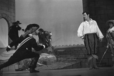 L'adaptation théâtrale des "Trois Mousquetaires" en 1951 avec Serge Regianni, au Théâtre de La Porte Saint-Martin. 