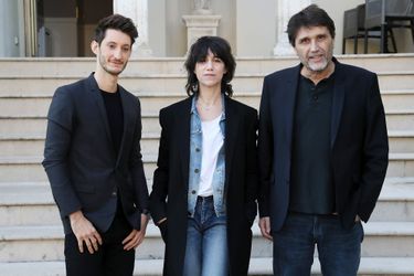 Charlotte Gainsbourg et Pierre Niney avec Eric Barbier à Sarlat, le 14 novembre 2017.