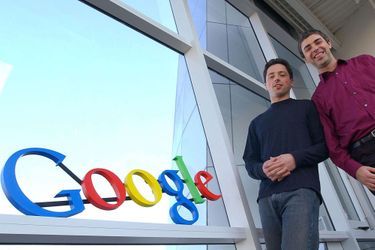Sergey Brin et Larry Page posent dans le QG de Google, à Mountain View, en 2004. Depuis, Google est devenu un mastodonte.