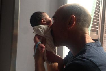 Jean-Marc Barr et son fils Jude né le 9 août dernier. Photo postée sur Twitter. 
