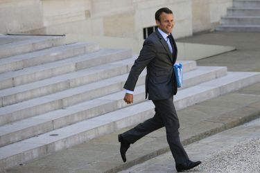 Emmanuel Macron quitte la Conseil des ministres, le 31 juillet.