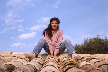 Dominant la campagne gardoise (près d'Uzès), c'est sur le toit de sa maison qu'elle a écrit la pièce de théatre qu'elle est en train de répéter. Actrice de cinéma, Marie Trintignant aimait aussi fouler les planches. Photo prise en 1991.