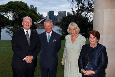 Le prince Charles et la duchesse de Cornouailles Camilla avec Peter et Lynne Cosgrove à Sydney, le 12 novembre 2015