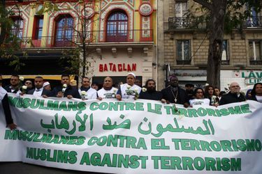 Les jeunes musulmans contre le terrorisme, le 13 novembre 2017 devant la Bataclan