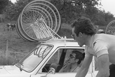 Juillet 1979 : Bernard Hinault parlant avec Cyrille Guimard (cigarette aux lèvres)