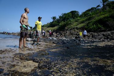 Everton Miguel dos Anjos, 13 ans, ainsi que des centaines de bénévoles, ont tenté de nettoyer la plage d&#039;Itapuama, à Cabo de Santo Agostinho, dans l&#039;Etat du Pernambouc, souillée par le pétrole.