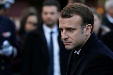 Emmanuel Macron présente ses condoléances aux proches des victimes lors de la cérémonie devant Le Carillon et Le Petit Cambodge.