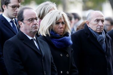 François Hollande, Brigitte Macron et Gérard Collomb lors de la cérémonie devant Le Bataclan. 