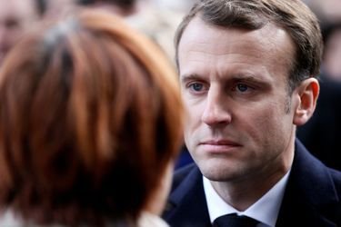 Emmanuel Macron salue les familles des victimes du 13 novembre lors de la cérémonie devant Le Bataclan. 