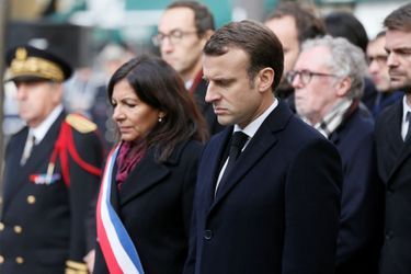 Emmanuel Macron et Anne Hidalgo durant l&#039;hommage devant Le Comptoir Voltaire.