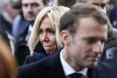 Emmanuel et Brigitte Macron présentent leurs condoléances aux proches des victimes lors de la cérémonie devant Le Bataclan. 