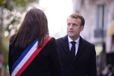 Emmanuel Macron et Anne Hidalgo lors de la cérémonie devant Le Bataclan. 