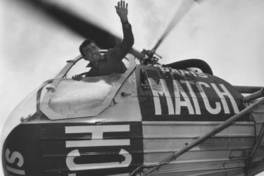 Louison Bobet, vainqueur du Tour 1953, a reçu le baptême de l’air dans l’hélicoptère Paris Match, au-dessus de l’aérodrome de Mérignac.