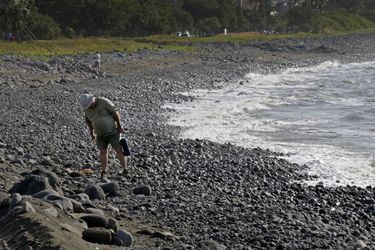 Sur la plage de la Jamaïque à Saint-Denis de La Réunion, de nouveaux débris ont été retrouvés dimanche. Ils n&#039;ont a priori aucun lien avec le MH370, contrairement à ce qui a été annoncé dans un premier temps.
