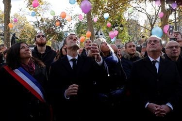 Anne Hidalgo, Emmanuel et Brigitte Macron, François Hollande et Bernard Cazeneuve lors du lâcher de ballons devant la mairie du XIe arrondissement, en hommage aux victimes du 13 novembre 2015. 