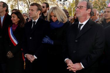 Anne Hidalgo, Emmanuel et Brigitte Macron, François Hollande à la mairie du XIe arrondissement pour un hommage aux victimes du 13 novembre 2015. 