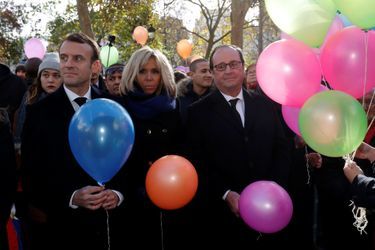 Emmanuel et Brigitte Macron, François Hollande lors du lâcher de ballons devant la mairie du XIe arrondissement, en hommage aux victimes du 13 novembre 2015. 