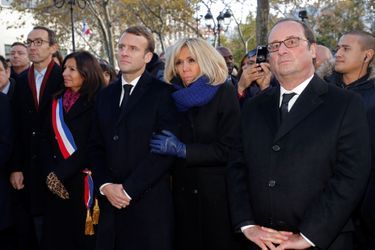 Anne Hidalgo, Emmanuel et Brigitte Macron, François Hollande devant la mairie du XIe arrondissement lors d&#039;un hommage aux victimes du 13 novembre 2015. 