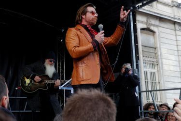 Le chanteur Jesse Hughes, leader des Eagles of Death Metal, lors d&#039;un mini-concert surprise devant la mairie du XIe arrondissement pour un hommage aux victimes du 13 novembre. 