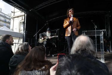 Le chanteur Jesse Hughes, leader des Eagles of Death Metal, lors d'un mini-concert surprise devant la mairie du XIe arrondissement pour un hommage aux victimes du 13 novembre. 