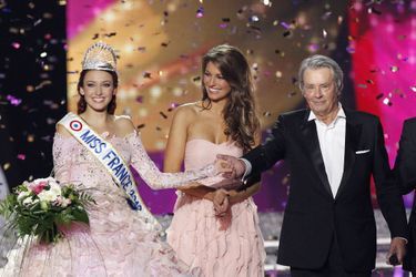 Delphine Wespiser (au côté d&#039;Alain Delon, président du jury) est sacrée Miss France 2012 à Guilers, près de Brest, le 3 décembre 2011