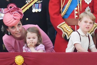 La duchesse de Cambridge, née Kate Middleton, et ses enfants la princesse Charlotte et le prince George à Londres, le 17 juin 2017