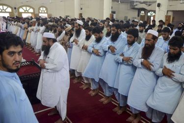 Hafiz Saeed, dirigeant de l'organisation Jamaatud Dawa, dirigeant des prières pour le défunt Mollah Omar dans une mosquée de Lahore, au Pakistan