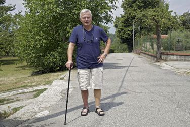Gaetano Moscato, chez lui à Chiaverano, près de Turin, essaie de prendre la vie du bon côté. Il a perdu une jambe, mais a sauvé ses deux petits-enfants.