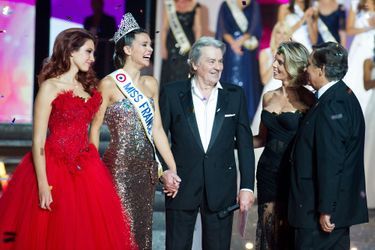 Marine Lorphelin (au côté de Delphine Wespiser, Miss France 2012, et Alain Delon, président du jury) est sacrée Miss France 2013 à Limoges le 8 décembre 2012