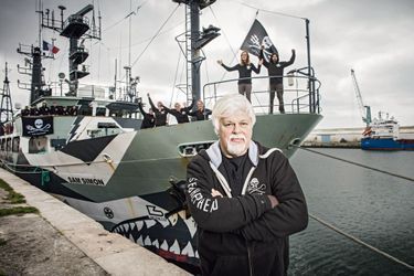 Devant le « Sam Simon », l’un des neuf bâtiments de Sea Shepherd Conservation Society, Paul Watson et son équipage de bénévoles, dans le port de La Rochelle, fin avril 2015, après l’opération « Icefish », 11e campagne de défense de l’association.