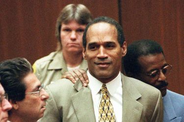 Septembre 1995 : Robert Kardashian (à gauche), l'un des avocats de la Dream Team de la défense d'O.J. Simpson (au premier plan)