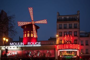 Le célèbre Moulin Rouge à Paris.