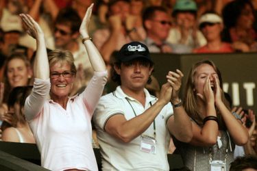 Kim Sears (à droite) encourage Andy Murray aux côtés de Patricio Apey et de la mère du tennisman, le 1 juin 2006 à Londres