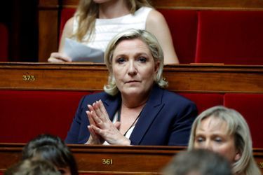 Marine Le Pen a été mise en examen pour &quot;abus de confiance&quot; et &quot;complicité&quot;.