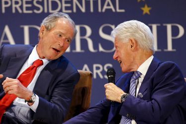 Bill Clinton et George Bush le 9 juillet pour l&#039;inauguration du Presidential Leadership Scholars program, à Dallas. 