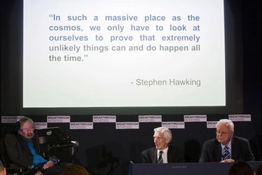 Le lundi 20 juillet lors de la présentation du projet Breakthrough Listen à la Royal Society à Londres. De g. à d.: Stephen Hawking, le cosmologue Martin Rees et l&#039;astronome, Francis Drake. Sur l&#039;écran, une phrase de Stephen Hawking: &quot;Dans un lieu si vaste que le cosmos, il suffit de nous regarder nous-mêmes pour comprendre que des évènements très improbables peuvent survenir et surviennent tout le temps.&quot;