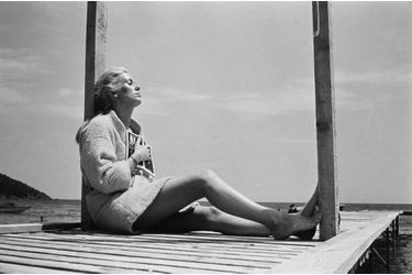 Loin de Paris qui bruisse encore des barricades de mai, Catherine Deneuve, en juin 1968, se délasse sur un ponton de la plage de Pampelonne, à Saint-Tropez. Il s’agit d’une simple pause pendant le tournage de « La chamade », le film d’Alain Cavalier tiré d’un roman de Françoise Sagan, dont les prises de vue se déroulent à Nice. Catherine, devenue une des principales stars du cinéma français après le succès des « Parapluies de Cherbourg », de « Répulsion », des « Demoiselles de Rochefort » et de « Belle de jour », y retrouve Michel Piccoli pour la quatrième fois.Découvrez la grande galerie photo de Paris Match<br />
 avec un nouveau rendez-vous consacré aux femmes et aux hommes qui ont fait l&#039;histoire de votre journal, Six photos de légende. Troisième rendez-vous avec Saint Tropez, le rendez-vous des stars éternelles.