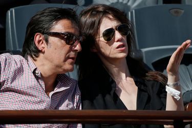 Yvan Attal et sa femme Charlotte Gainsbourg assistent à un match du tournoi Roland Garros en 2014.