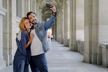 Un an après toujours ensemble. Promenade romantique au Louvre, le 13 juillet, pour Justine, 25 ans, et Polo, 36 ans, qui se sont rencontrés sur Tinder et selfie obligatoire. 