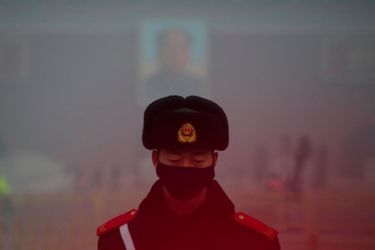 Un policier porte un masque anti-pollution en Chine.