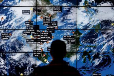 A l’aéroport de Kuala Lumpur, cet écran géant permet de suivre les informations météo ainsi que la position des différents vols. Le 8 mars, à 0 h 41, s’y affichait le MH370 à destination de Pékin. 