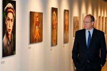Le prince Albert II visite l'exposition de photos de Steve McCurry à Monaco, le 6 novembre 2015