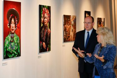 Le prince Albert II visite l'exposition de photos de Steve McCurry à Monaco, le 6 novembre 2015