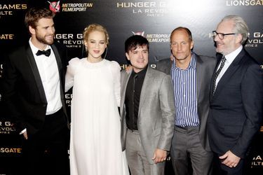 Liam Hemsworth, Jennifer Lawrence, Josh Hutcherson, Woody Harrelson et Francis Lawrence à Paris le 9 novembre 2015