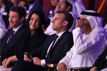 Emmanuel Macron assis aux côtés de Reem al Hashimy (ministre d&#039;État pour la Coopération internationale) et de Majid Saif Al Ghurair (président de la Chambre de commerce et d&#039;industrie de Dubaï).