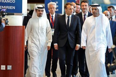 Emmanuel Macron à la chambre de commerce de Dubaï, en compagnie de son président Majid Saif Al Ghurair.