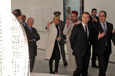 Emmanuel et Brigitte Macron visitent le Louvre Abu Dhabi, aux côtés du roi Mohammed VI et de Jean-Luc Martinez, le président du musée.  