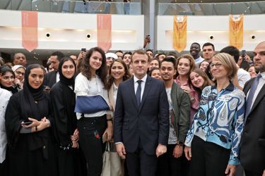 Rencontre avec des étudiants à la Sorbonne d&#039;Abou Dhabi. Le chef de l&#039;Etat est accompagné de la ministre de la Culture Françoise Nyssen (à droite).
